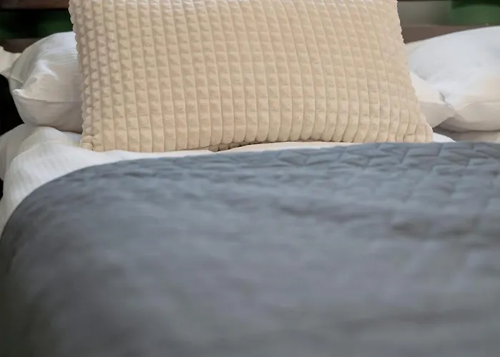 Atmospheric 2-bedroom Near The Market Square By Renters Апартаменты Вроцлав